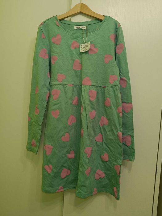 Nowa sukienka 140 w serduszka