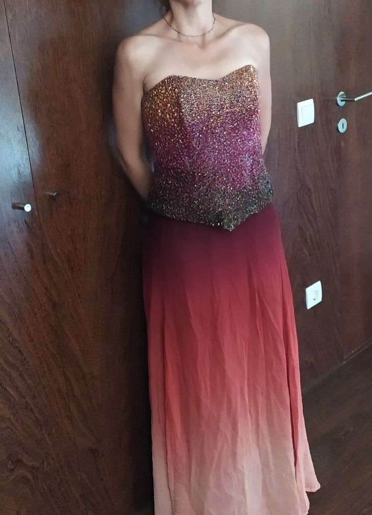 Vendo vestido de cor de tijolo com lantejoulas e écharpe