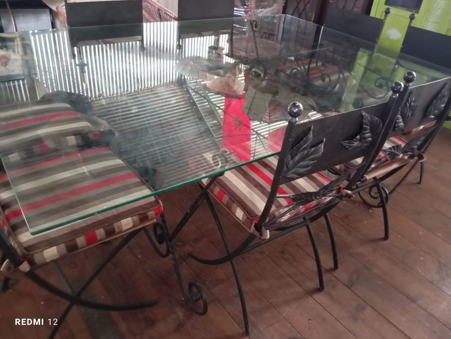 Mesa com tampo de vidro