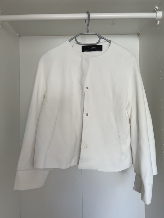Biały żakiet zapinany