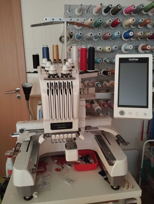 Máquina de Bordar Semi-Industrial Brother PR655 Entrepreneur