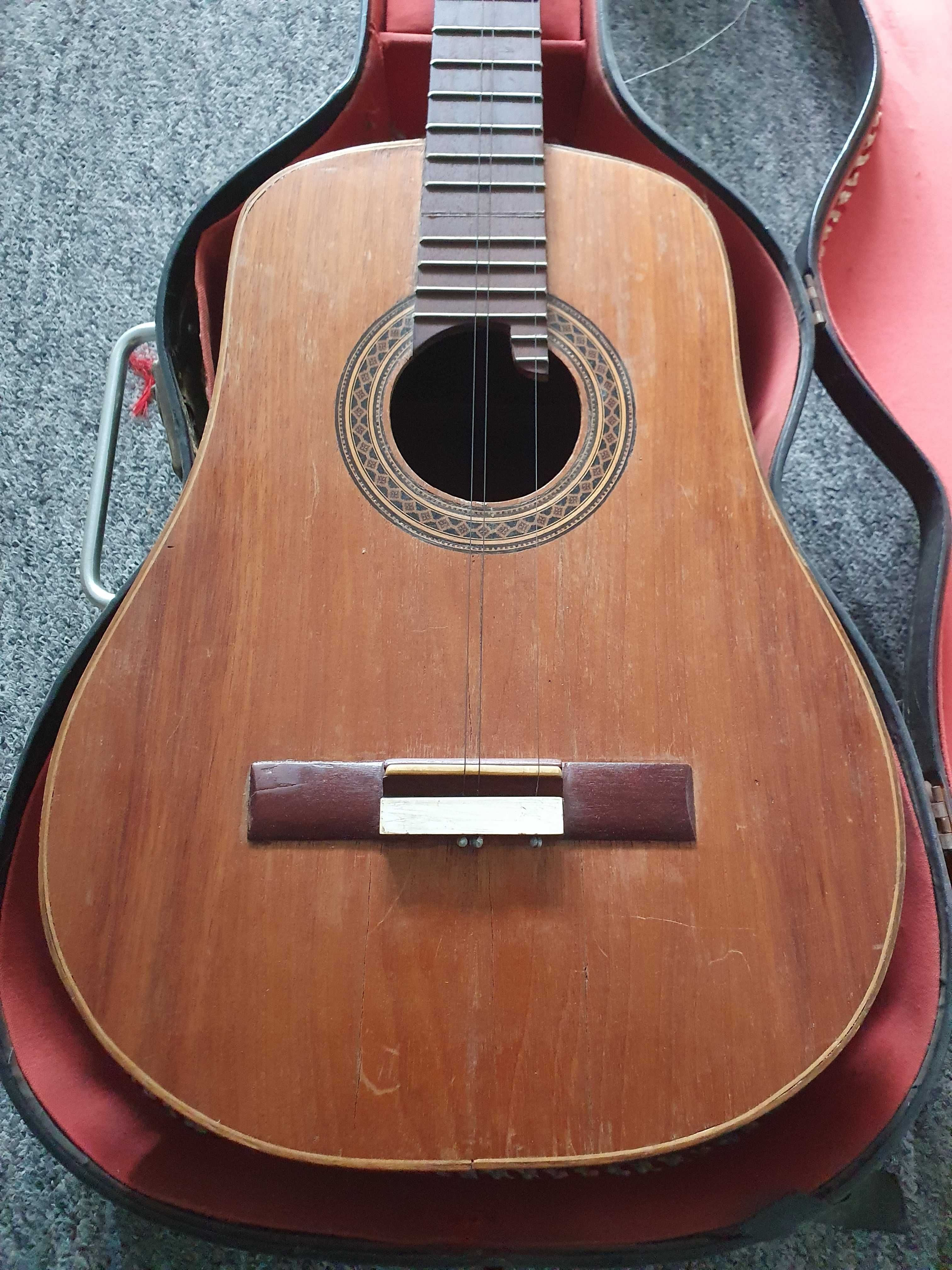 Stara gitara klasyczna - uszkodzona