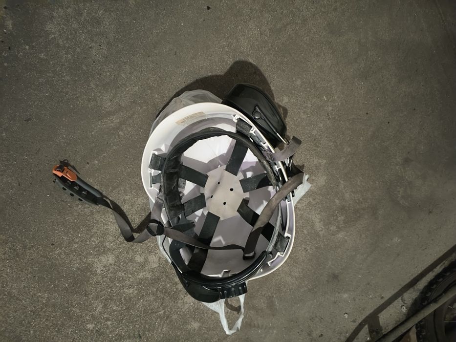 Kask ochronny z słuchawkami