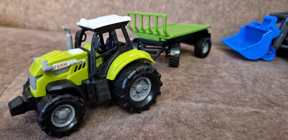 Sprzedam zestaw zabawek - traktory, ładowarka. Dla małego rolnika!