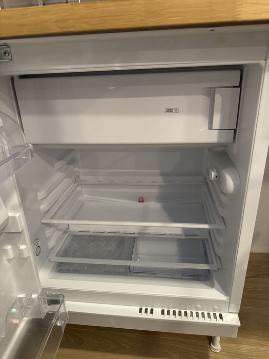 Lodowka z zamrażarką podblatowa do zabudowy ikea Huttra