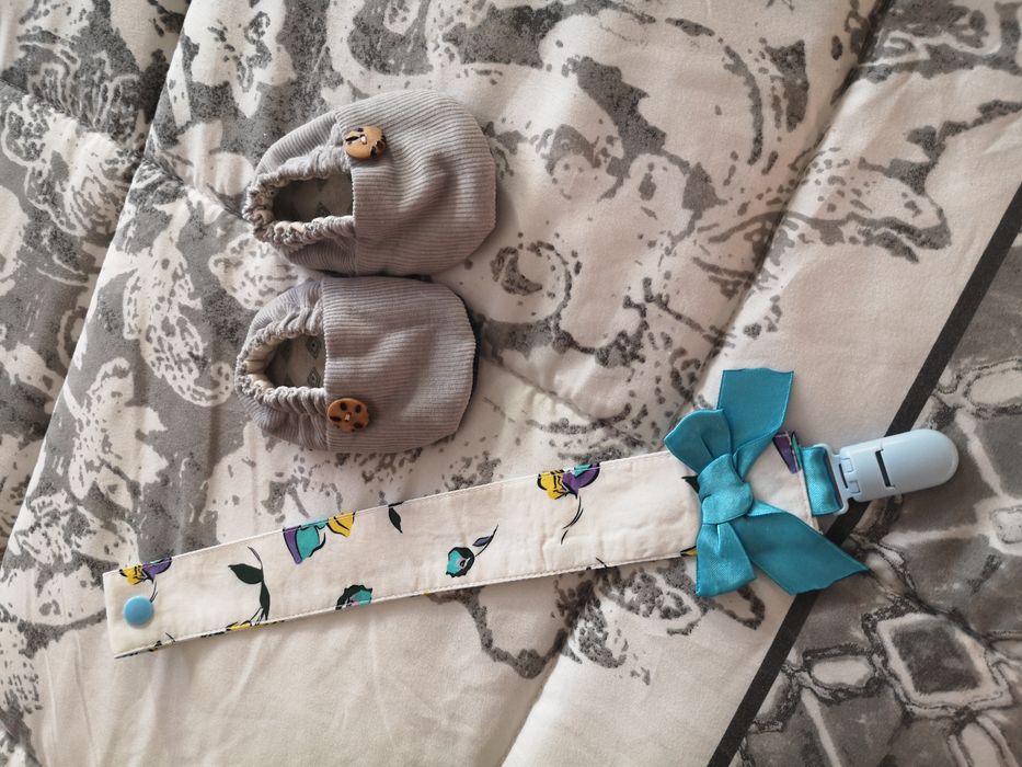 Sapatinhos + prendedor de chupetas