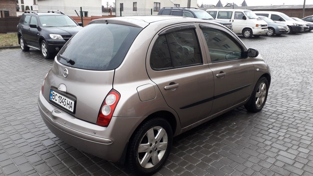 Автомобіль Nissan Micra