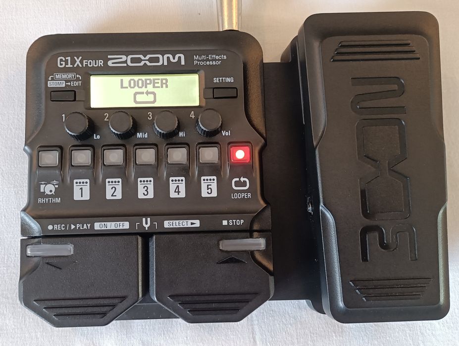 Zoom G1X FOUR - Pedal multiefeitos para guitarra elétrica. Novo!
