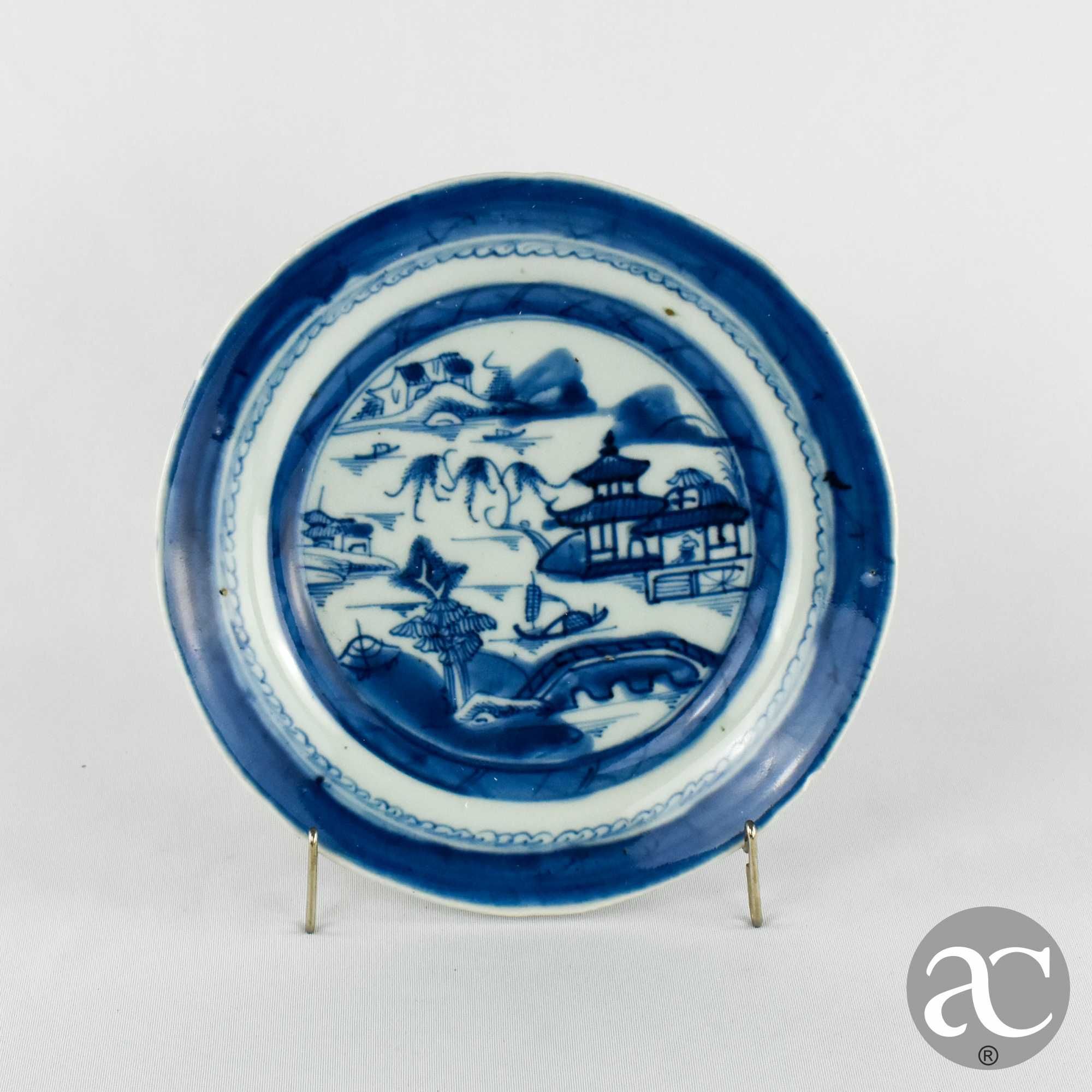 Prato porcelana da China, Cantão, paisagem e pagodes, séc. XVIII
