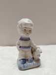 Porcelanowa figurka chłopiec z wiewiórką