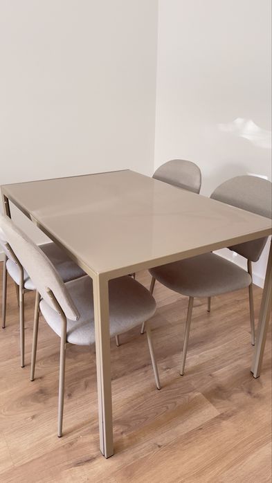 Mesa com tampão vidro + 4 cadeiras