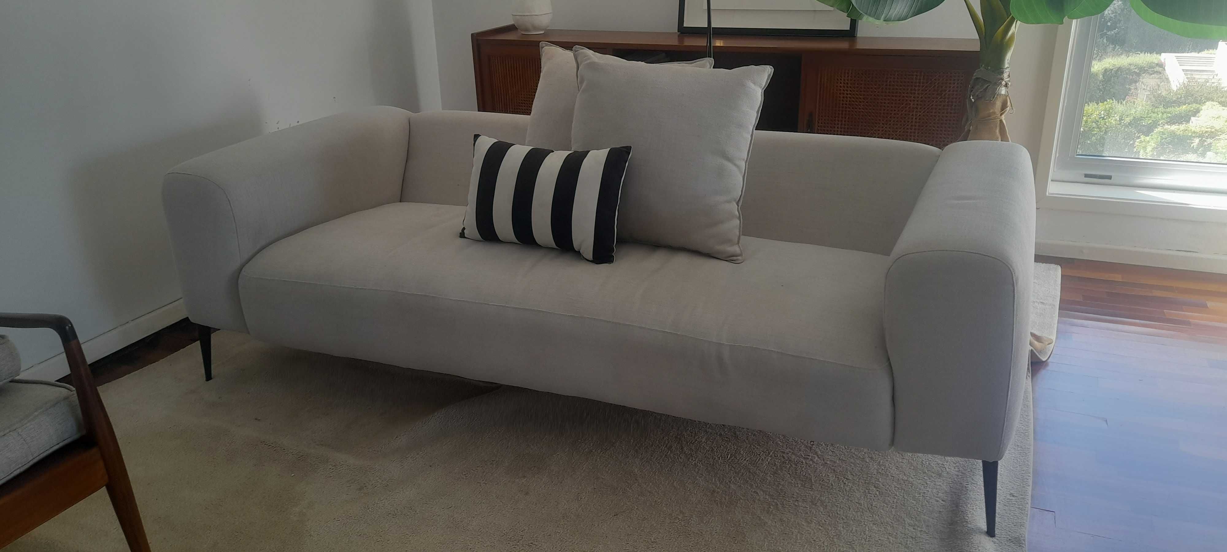 Sofa branco como Novo, contemporaneo, para sala de estar escritorio.