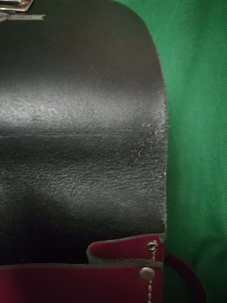 Bakłażanowa fuksjowa skorzana teczka listonoszka The Leather Satchel