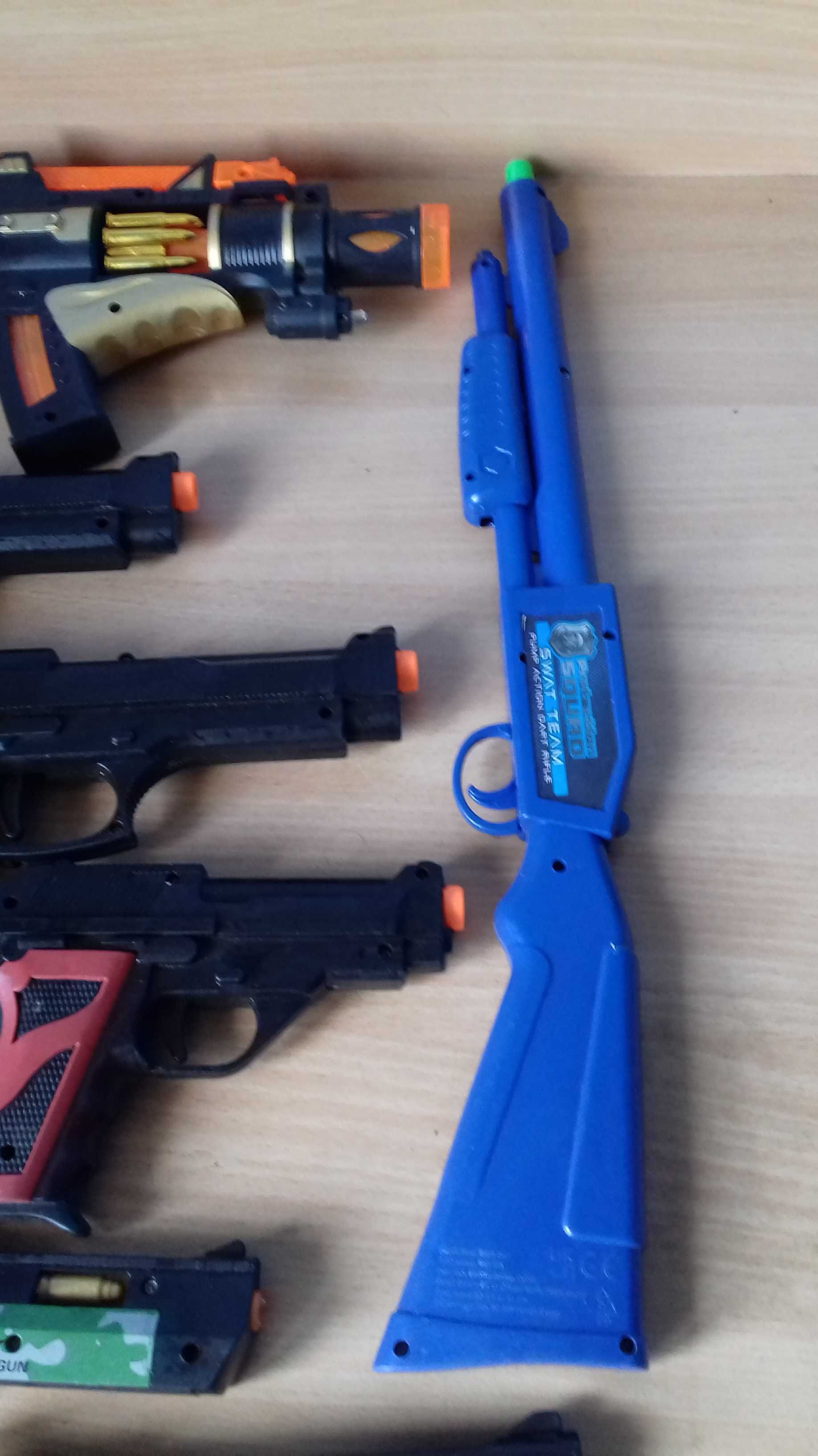 Pistolety zabawkowe, plastikowe - 7 sztuk, na baterie