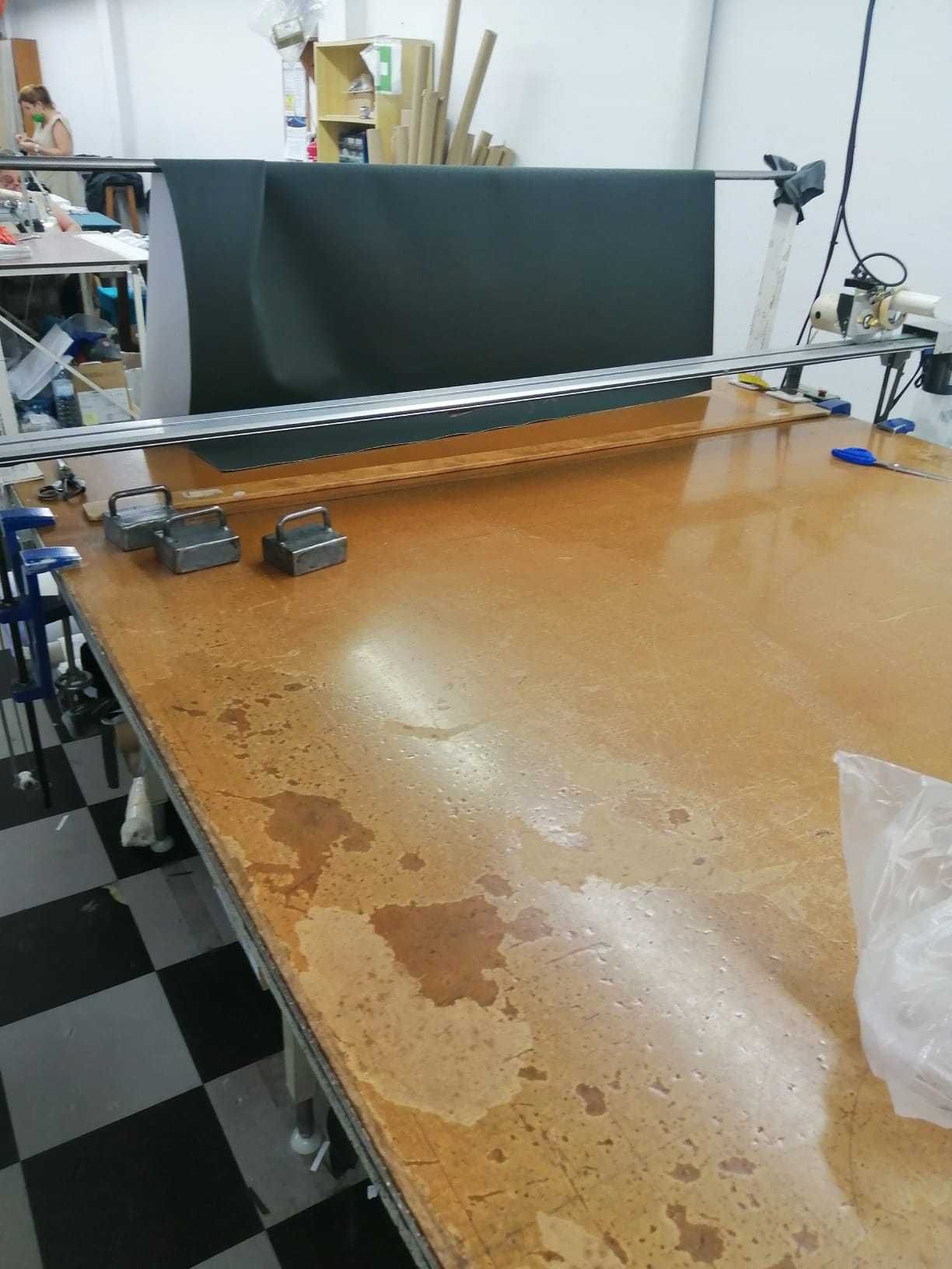 Mesa de corte com máquina e servo cutter