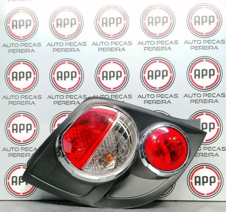 Farolim traseiro esquerdo Chevrolet Aveo 2015.