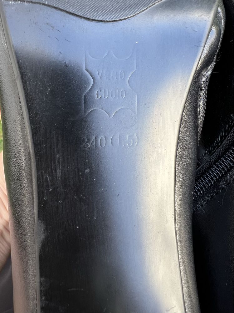 Botins de couro com perola e cobra no salto