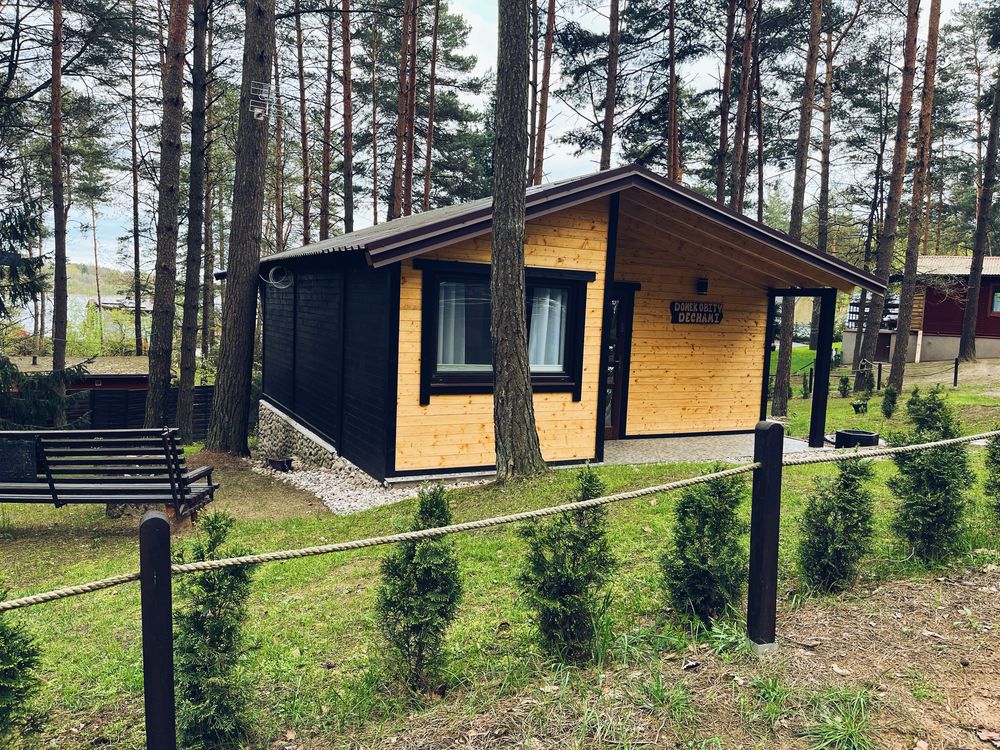 Domek letniskowy w lesie nad jeziorem „DOMEK OBITY DECHAMI”