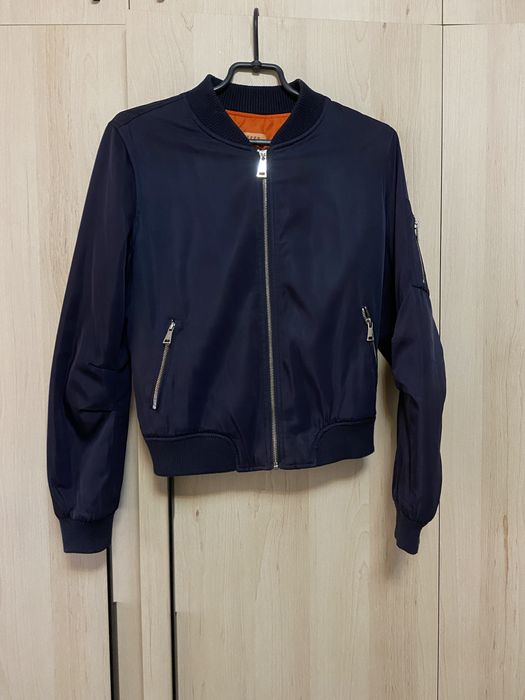 Жіноча куртка-бомбер