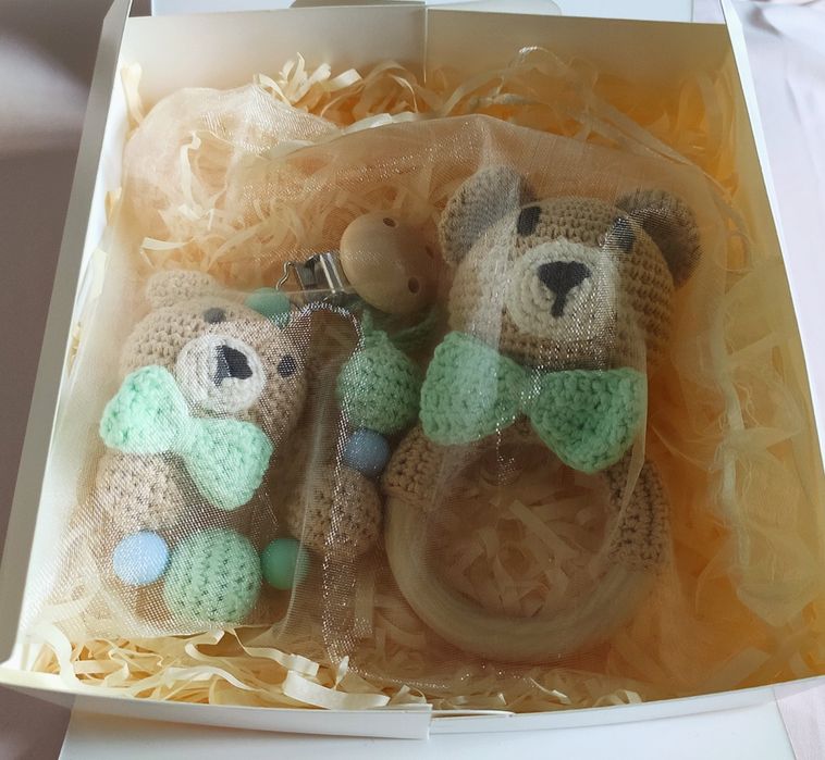 Caixa presente - prende chupetas e chocalho em Crochet