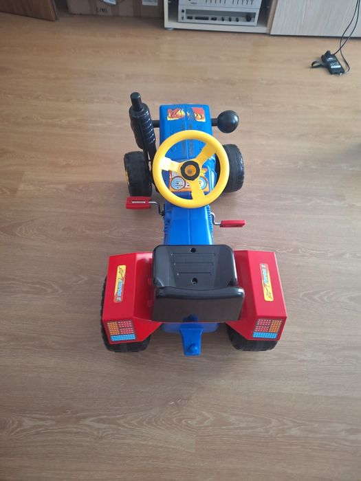 Traktor zabawkowy