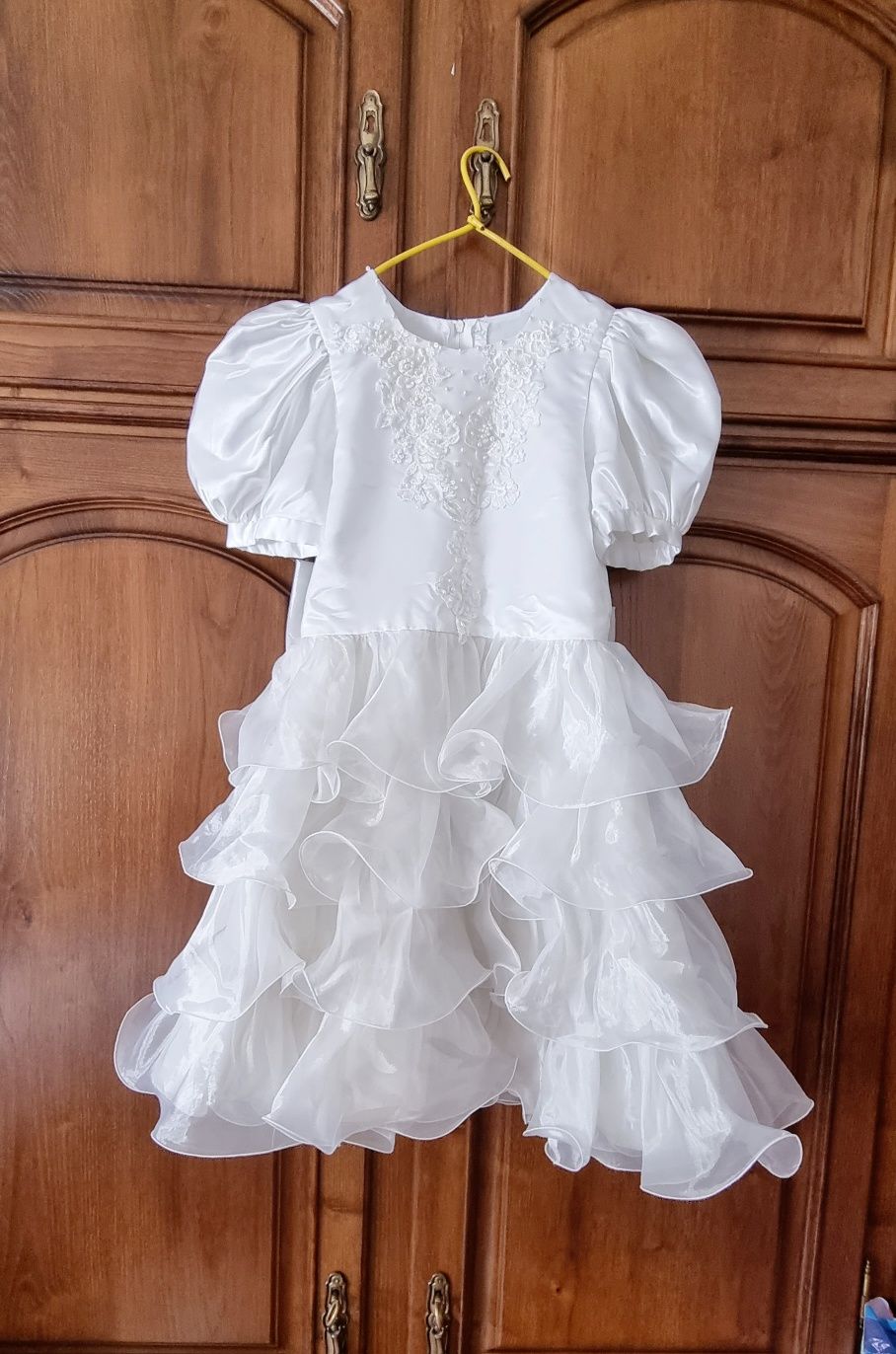 Vestido de comunhão com folhos e laço