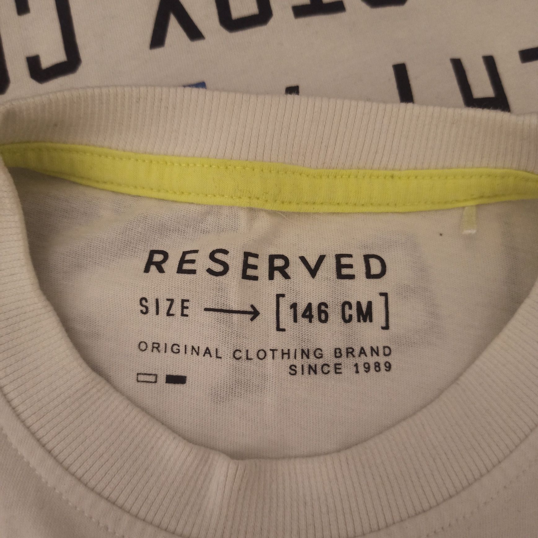 T-shirt Reserved z napisami 146 cm