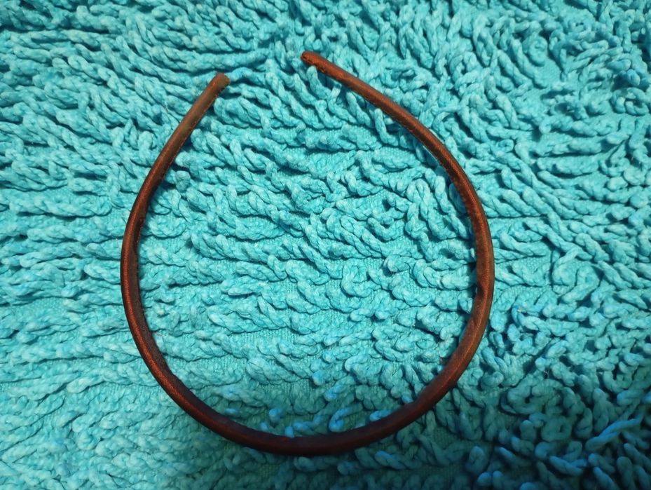 Bandolete fina em tons bordeaux