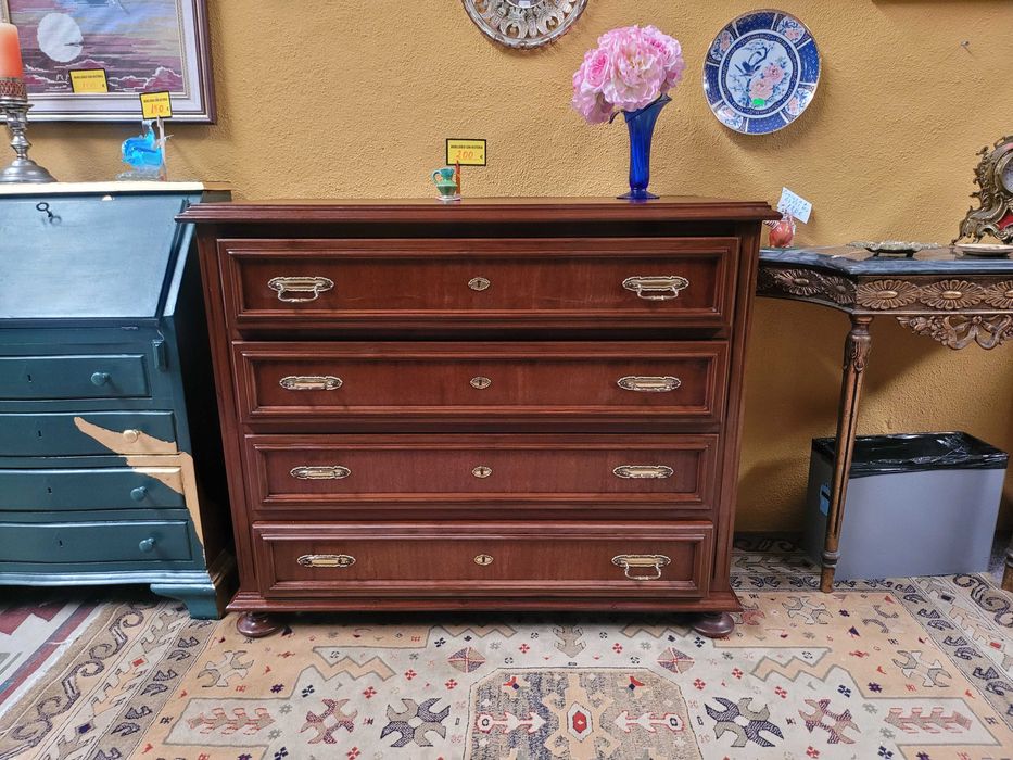 Cómoda em madeira com quatro gavetas - óptimo estado geral
