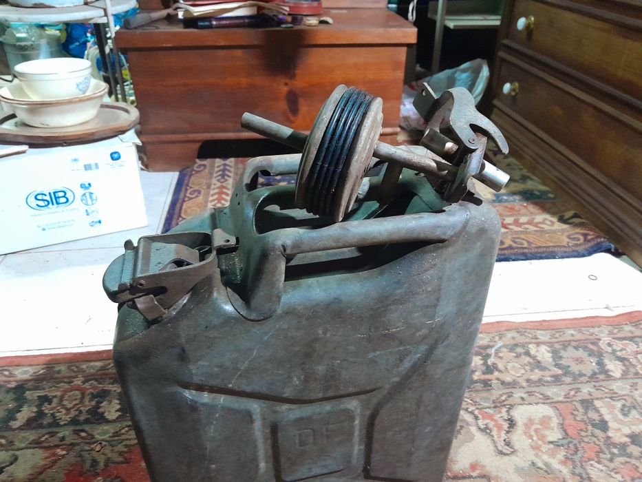 Antigo jarrican militar com bomba de combustível original