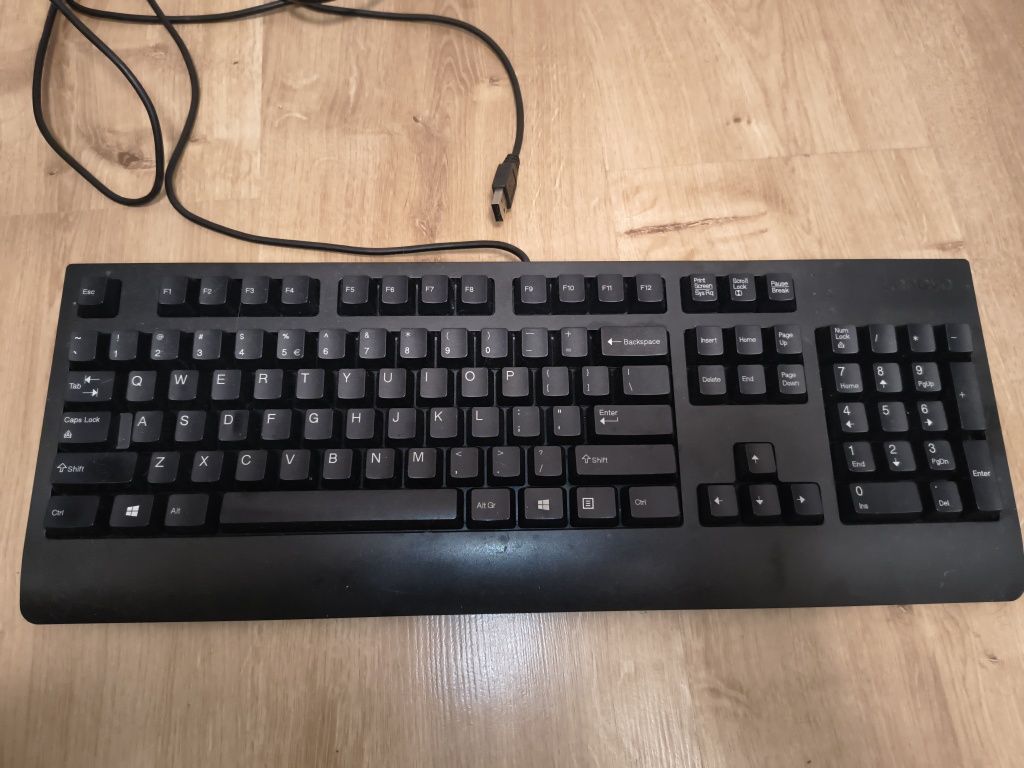 Komputer stacjonarny Q8300 Radeon R9 270X 2GB 8GB RAM Dysk SSD+HDD