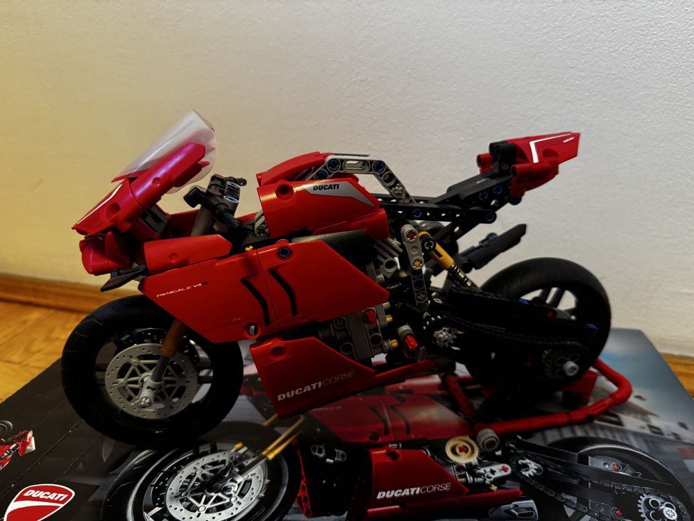 Lego Technic Ducati Panigale V4R 42107