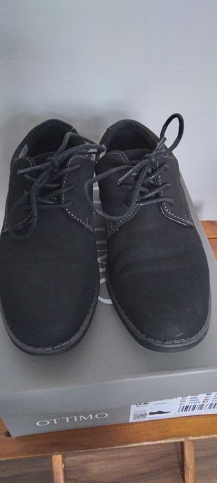 Eleganckie buty dla chłopca.