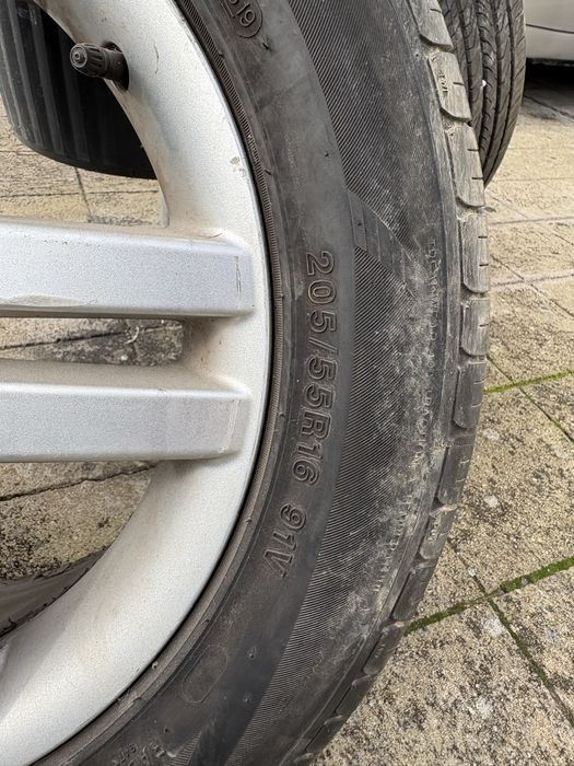 Vendo par de penus 205/55/16 com muito piso