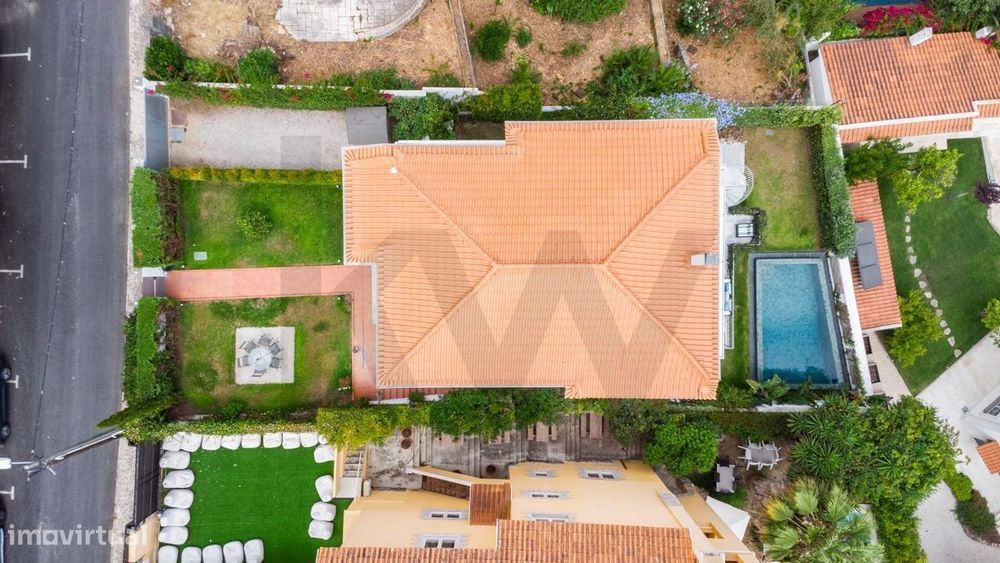 Moradia com jardim e piscina no Estoril - áreas amplas e excelente lum