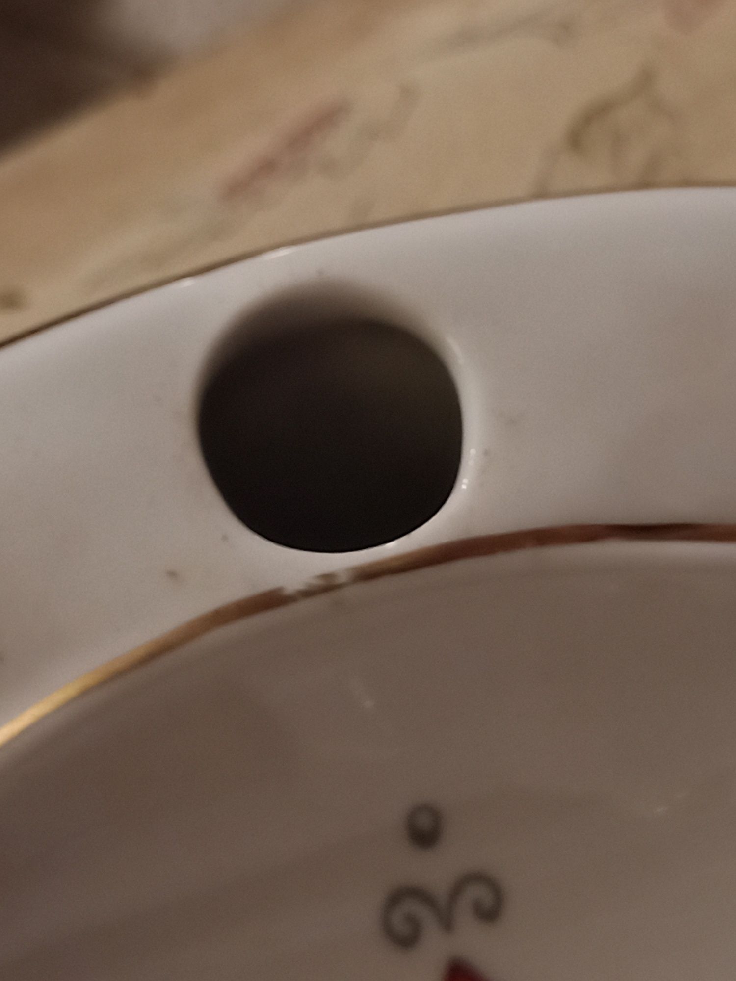 Prato antigo de criança com sistema de aquecimento por agua