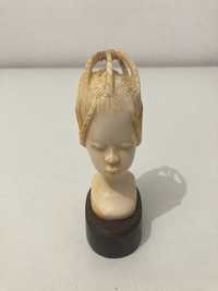 Escultura busto mulher africana em material nobre com base de madeira