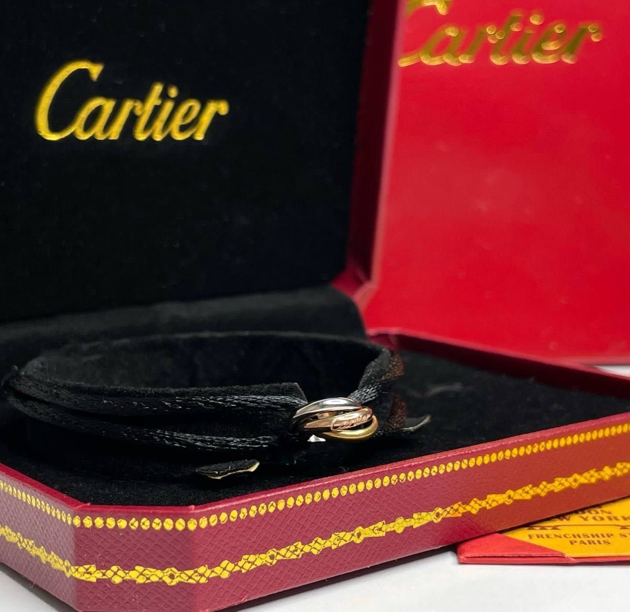 Браслет в стилі Cartier Trinity з ниткою