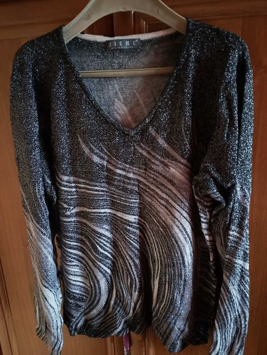 Sweterek damski ze srebrną nitką
