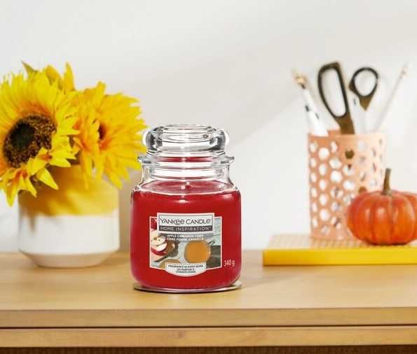 Świeca zapachowa Yankee Candle 340g zimowy zapach jabłko cynamon