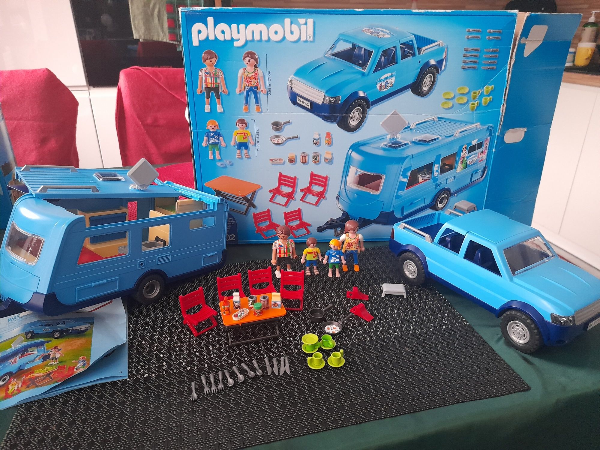 Klocki Playmobil Family 9502 Pick-Up z przyczepą kempi