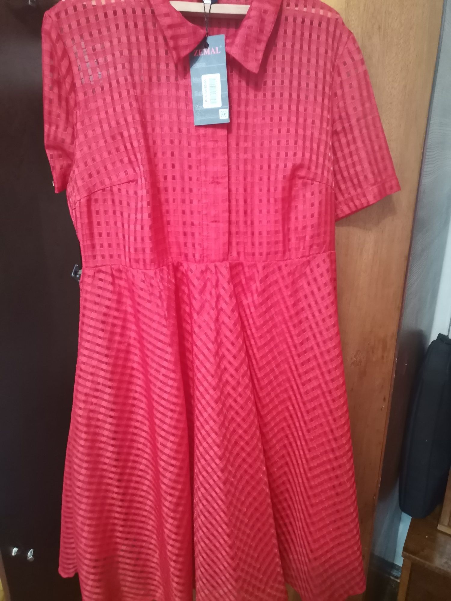 Женское платье красное