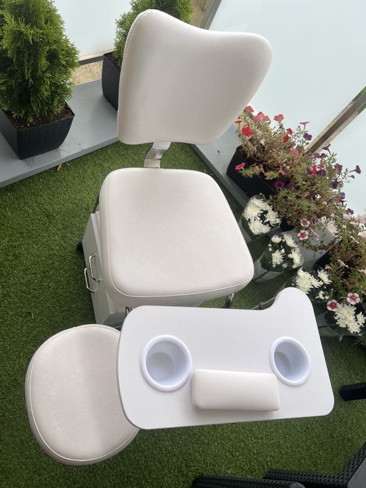 Mobilne stanowisko do manicure i pedicure / taboret kosmetyczny Weelko