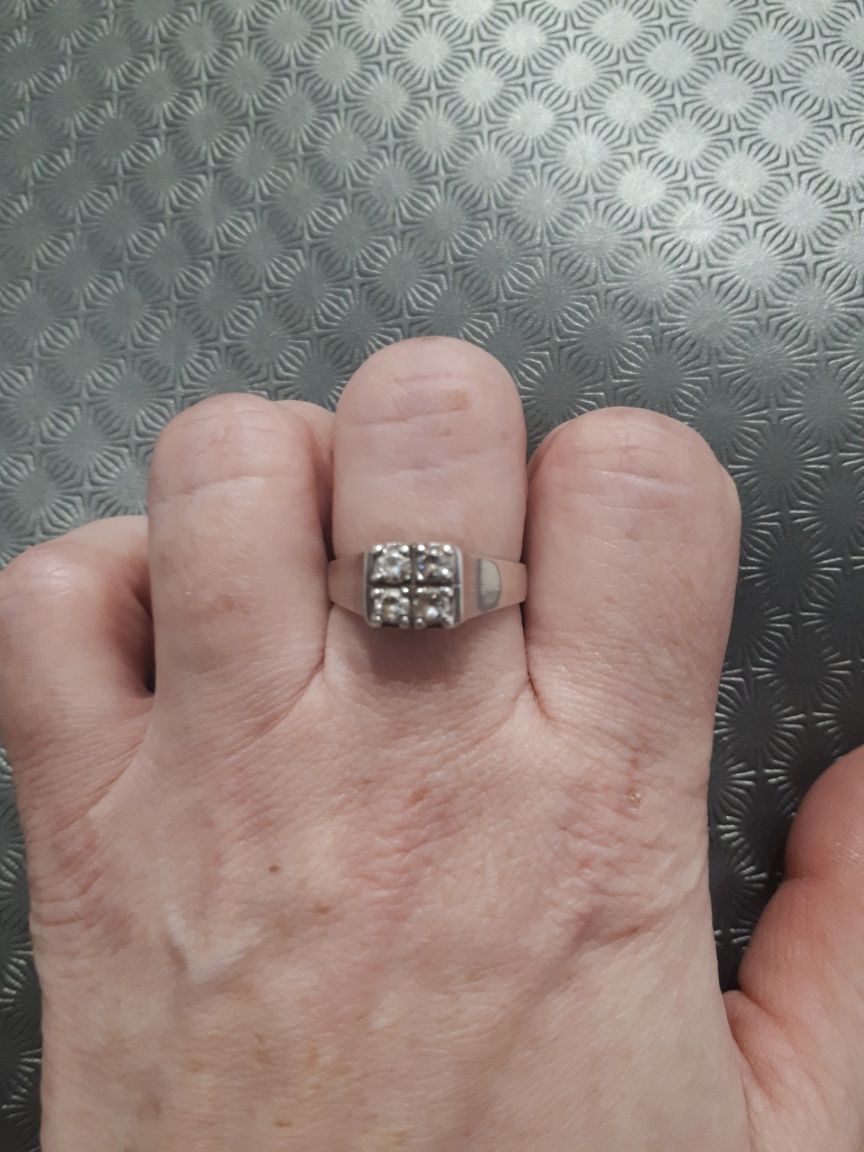 pierścionek srebrny kwadracik cyrkonie