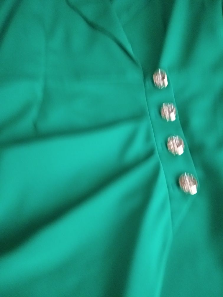 Vestido verde com botões, meia manga.