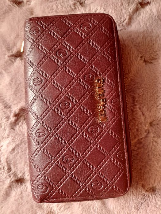 Гаманці  .  . . .