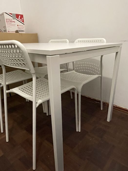 Mesa com 4 cadeiras
