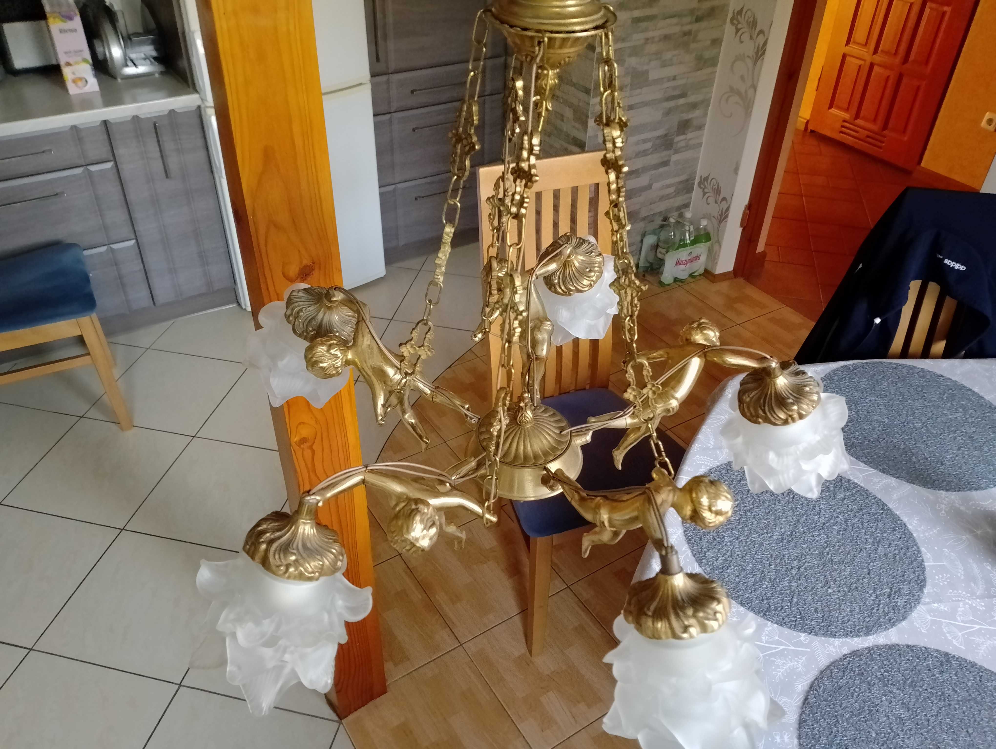 Piękny mosiężny żyrandol amorki z kloszami.
