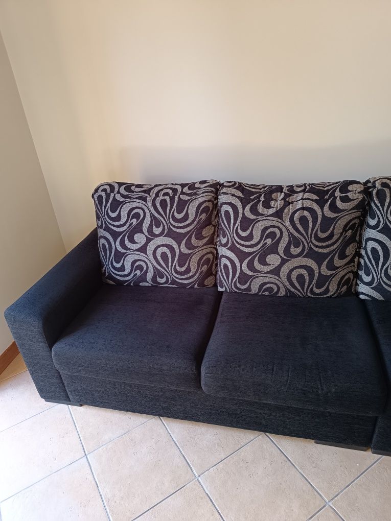Sofa preto com 4 lugares