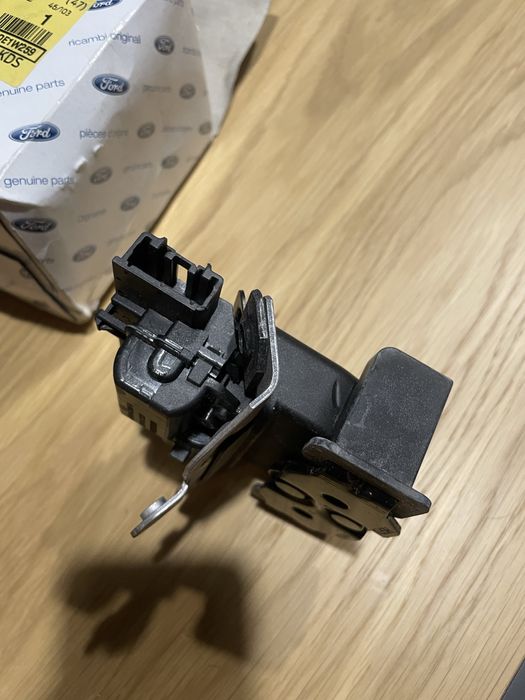 Zamek tylnej klapy Fiesta MK8 oryginalny